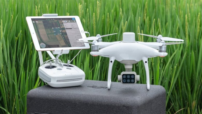 imagem de um drone profissional ao lado do seu equipamento de controle