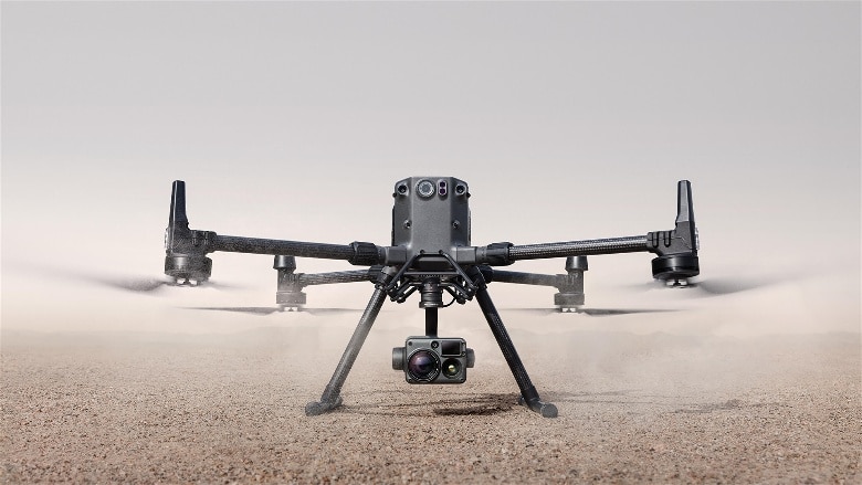 imagem de um drone profissional vista de frente enquanto pousado