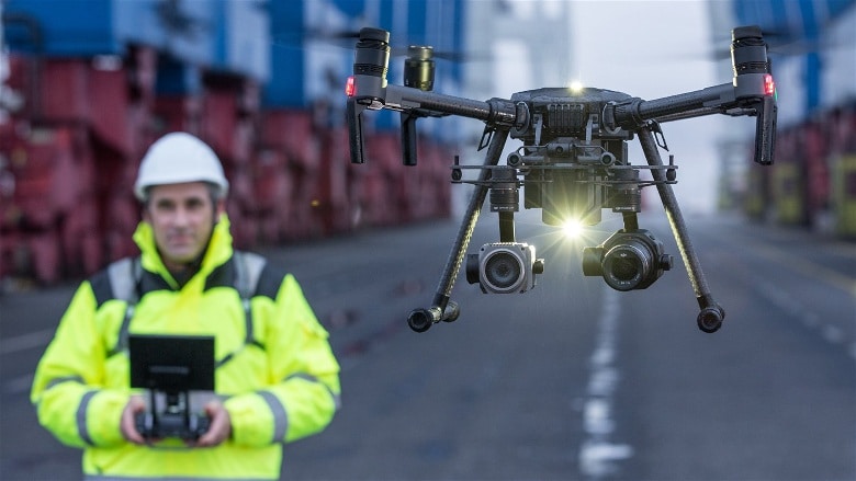 imagem de homem utilizando drone profissional