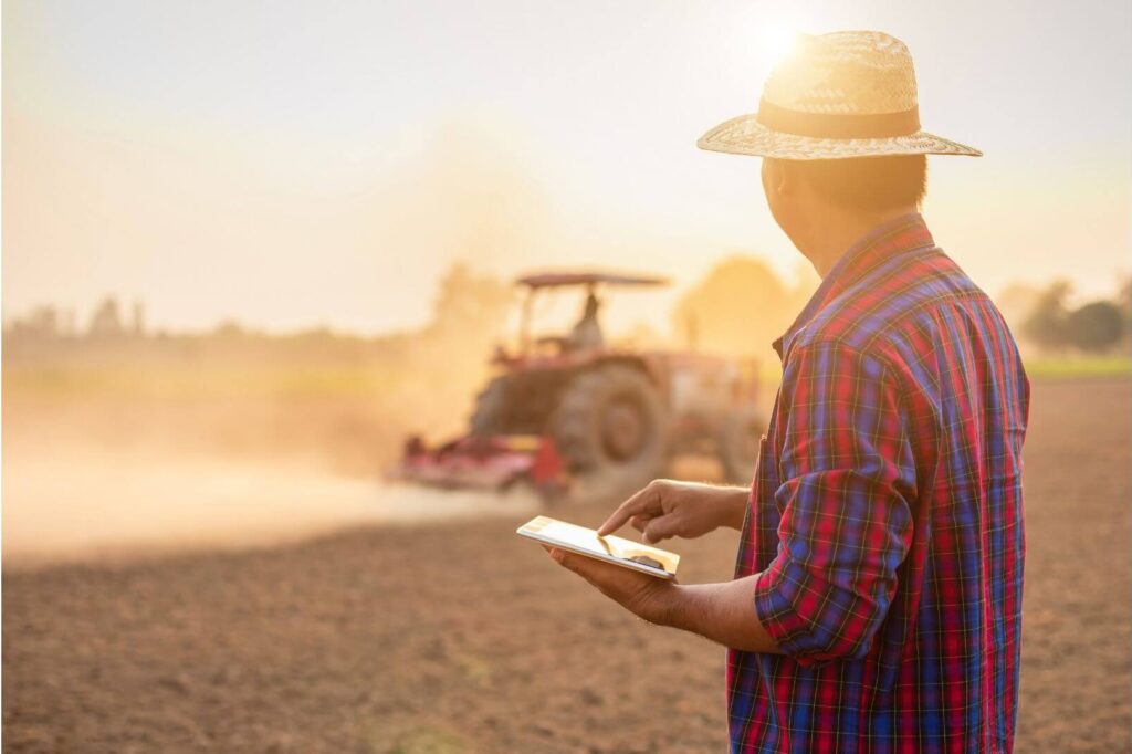 Homem com tablet e trator agrícola mapeamento de precisão