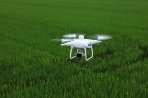 Drone dji phantom rtk sobreavoando plantação