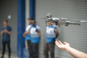 drone em destaque ao lado de seguranças patrimoniais