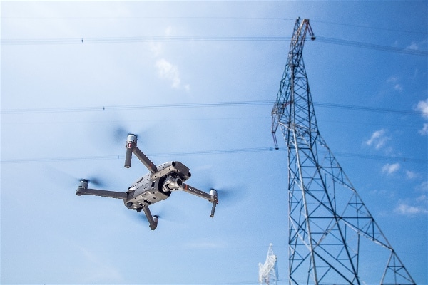 drone de segurança patrimonial em voo 