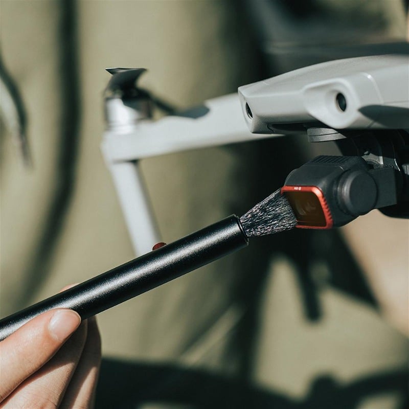 imagem de uma pessoa usando pincel para manutenção de drone